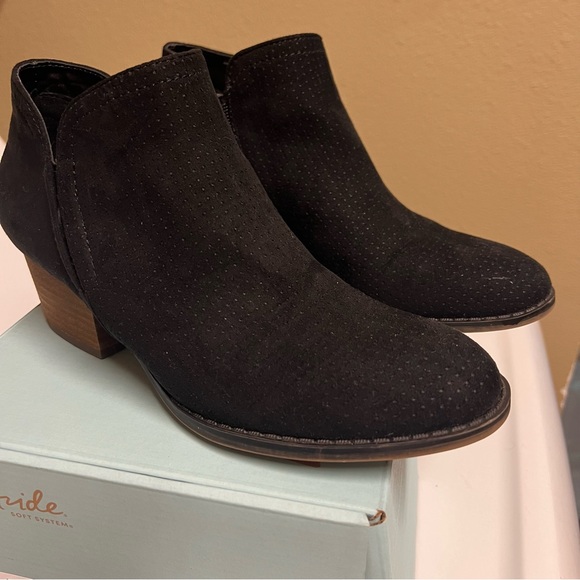 LifeStride Ladies booties size 8; black with side zipper; excellent condition - Picture 3 of 7